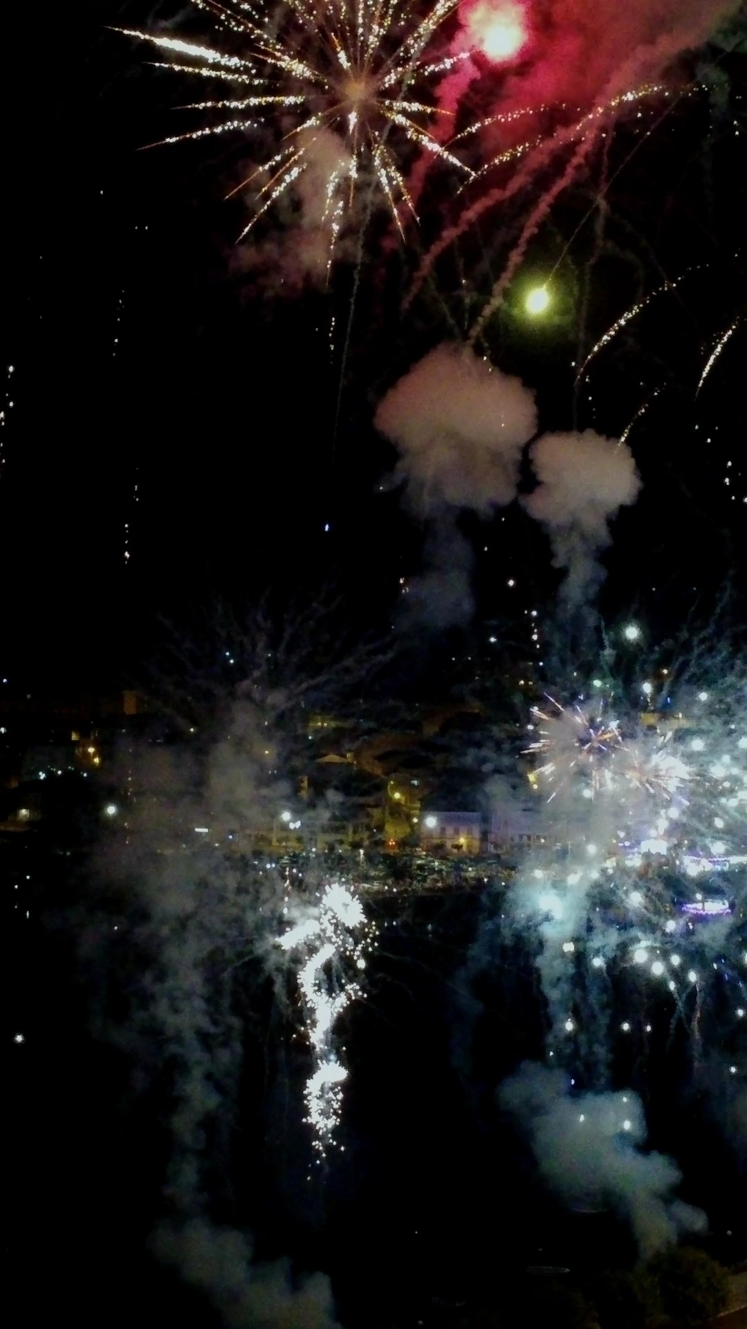 Luces que pintan el cielo, miradas que se elevan.
Los fuegos artificiales desde el aire muestran un espectáculo distinto, único.  Esto es VisualCore: capturar la magia de la noche desde otra perspectiva.  #VisualCore #DroneLife #DroneVideo #ImagenAerea #DronePhotography #DroneFootage #Cinematography #FuegosArtificiales #NightDrone #EpicVisuals