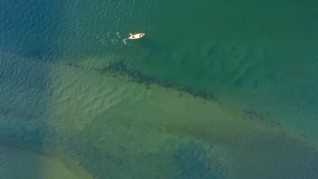 Un punto en medio del agua infinita.
Una piragua avanzando, dibujando su propio camino en la calma.  Esto es VisualCore: la belleza de lo simple, vista desde el aire.  #VisualCore #DroneLife #DroneVideo #ImagenAerea #DronePhotography #DroneFootage #Cinematography #Paisajes #Agua #MinimalismoVisual
