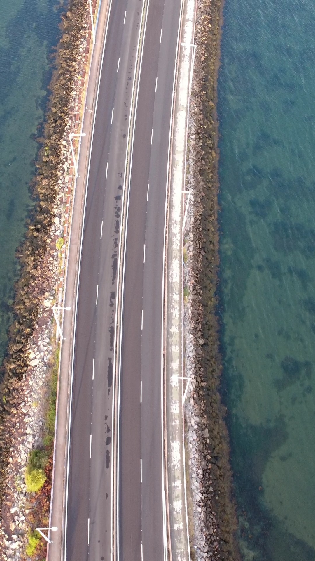 Carretera y mar, dos caminos que se cruzan desde el cielo. 🚘✨
Un vuelo en dron que nos recuerda la belleza de lo cotidiano: la ruta diaria junto a un horizonte infinito.  🌍 Galicia desde otra perspectiva.
🎥 Esto es VisualCore: creatividad en cada toma.  Hashtags sugeridos:
#VisualCore #DroneLife #AerialView #Galicia #Costa #DroneFootage #Naturaleza #Paisaje #TravelVibes #DronePhotography #VistaAérea #Cinematografía