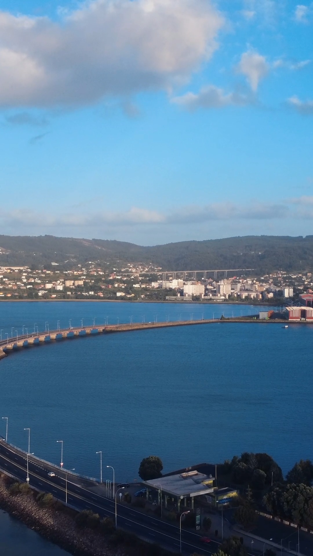 Entre el mar y el asfalto, la autopista se convierte en un puente de horizontes.
Visto desde el aire, cada kilómetro cuenta una historia distinta. 🚘✨  Esto es VisualCore: mostrar la grandeza de lo cotidiano desde otra perspectiva.  Hashtags sugeridos:
#VisualCore #DroneLife #DroneVideo #ImagenAerea #Galicia #DroneFootage #Paisajes #Autopista #Mar #VistaAerea #Cinematography #dronephotography
